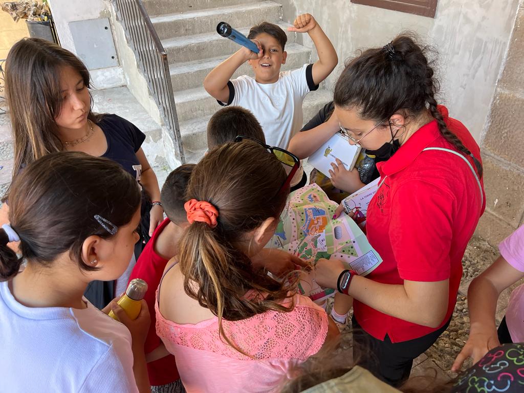 galis_esc's tweet image. Està sent un gran dia! Hem vist el Poble Espanyol, hem gaudit de l'exposició de Star Wars i hem fet el joc de sarró. Seguim! #excursió #4rt