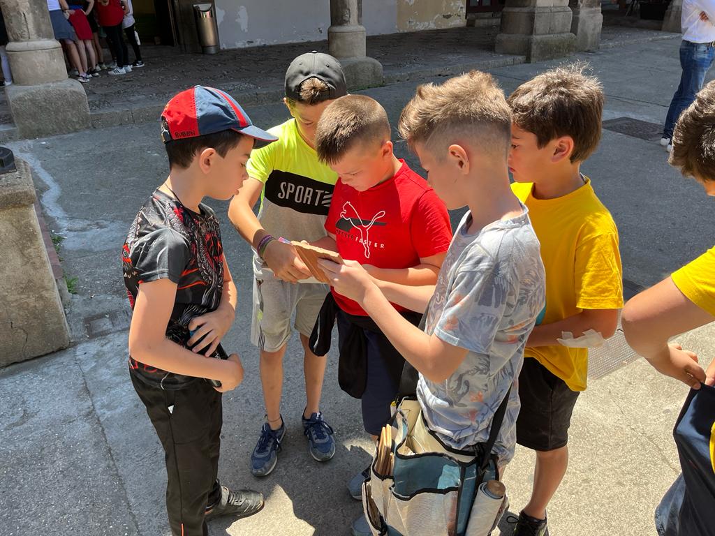 galis_esc's tweet image. Està sent un gran dia! Hem vist el Poble Espanyol, hem gaudit de l'exposició de Star Wars i hem fet el joc de sarró. Seguim! #excursió #4rt