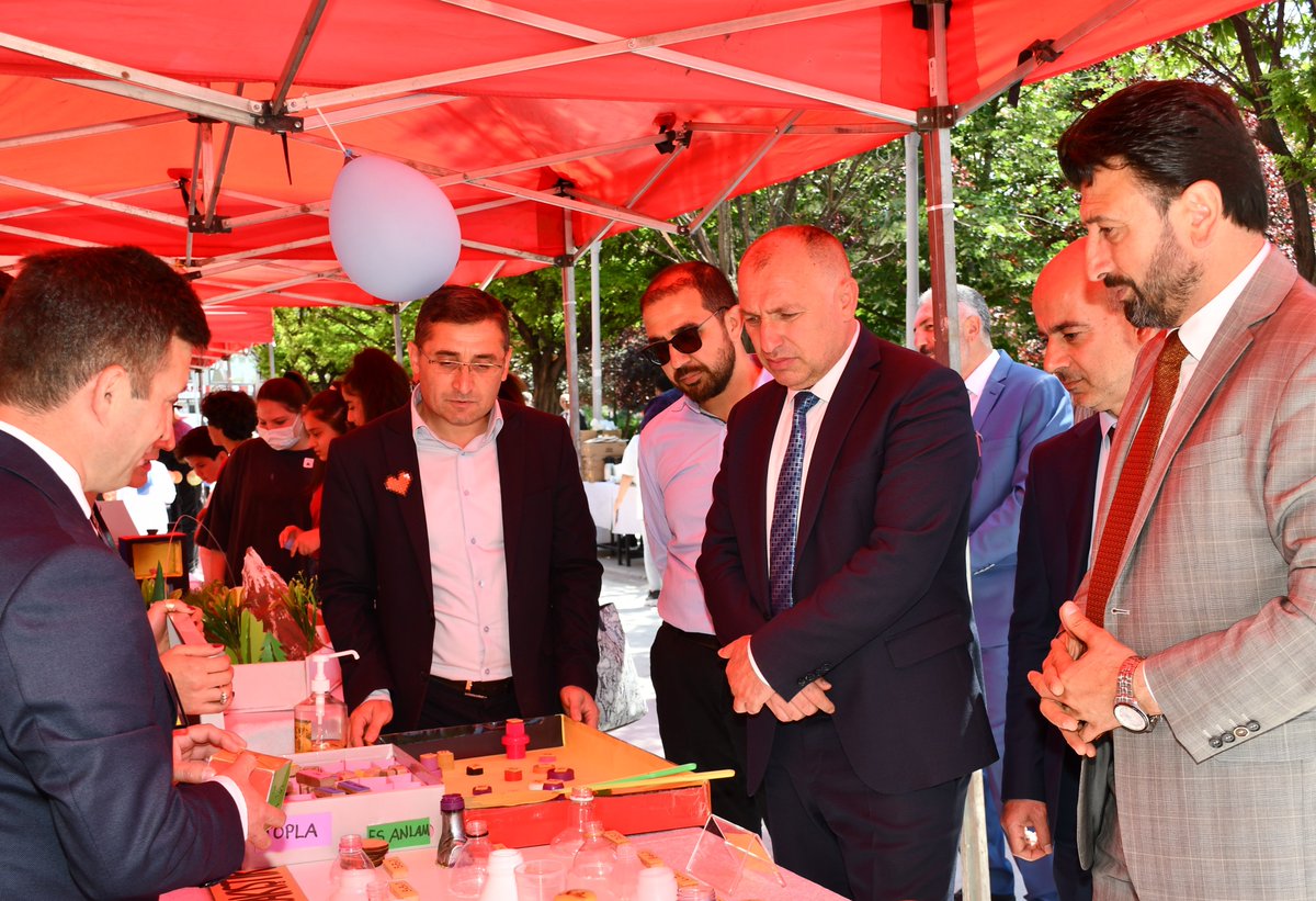 Öğretmenler Arası Yenilikçi Öğretim Materyalleri Tasarım Sergisi'nin açılışı Millî Eğitim Müdürü Hayati Telefoncu ve beraberindekiler tarafından yapıldı. Sergide, okul öncesi, ilkokul, ortaokul, lise ve özel eğitim kademlerine yönelik eğitim materyalleri yer aldı.
<a href="/tcmeb/">Millî Eğitim Bakanlığı</a>