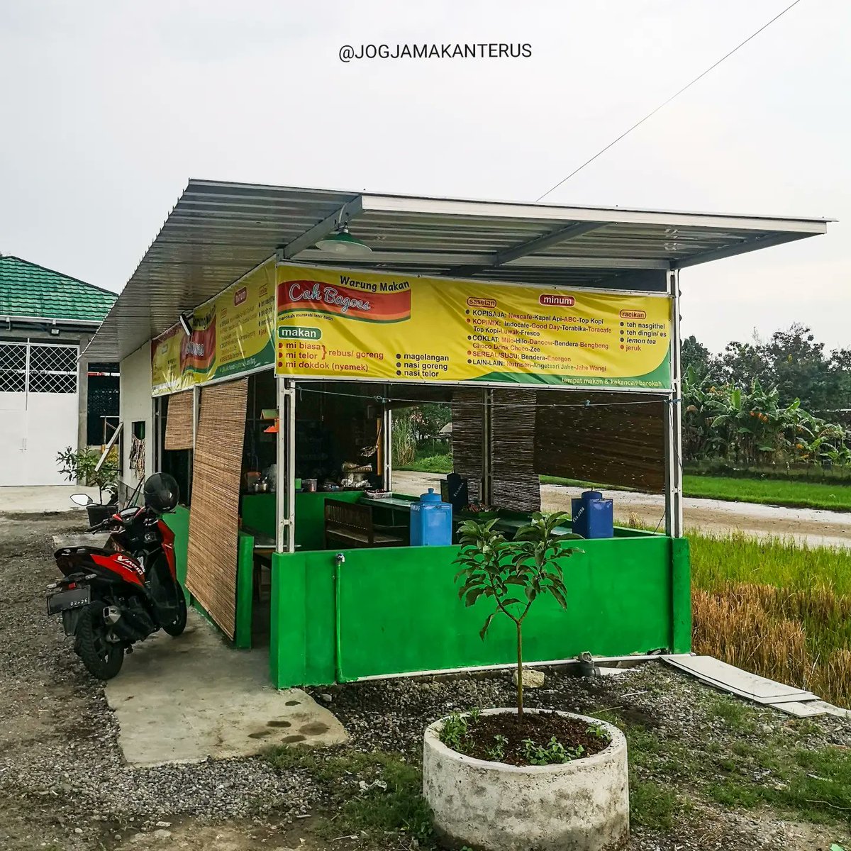 jogjamakanterus's tweet photo. Warung &amp; Eatery Cah Bagoes by @coipp, Pleret. Wih, menghabiskan waktu di sini itu asyik lho masee. Lebih dari sekadar warmindo. Iso nyawang sawah. En iso tuku mebel. Hahaha. Wajib dicoba mie dogdognya ala BNZRL yang so pasti Bwangblek! https://t.co/TUZfKlYjsh