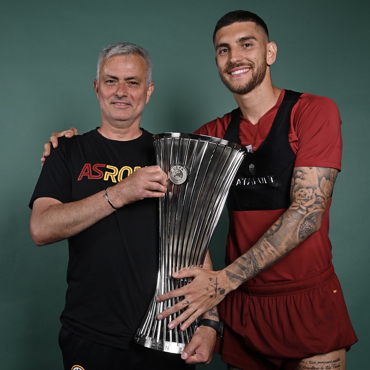 Conf_League's tweet photo. Il Capo e Il Capitano 💛❤️

#UECLfinal https://t.co/HLAiXOKE66