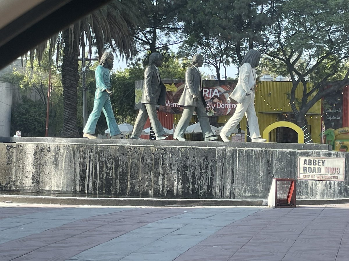 is4b3l_7's tweet photo. Tan padre y tan sucia 🙁 Una limpiadita no le caería mal @Gob_Tlalne #abbeyroad #Tlalnepantla https://t.co/iXIkM5omRh