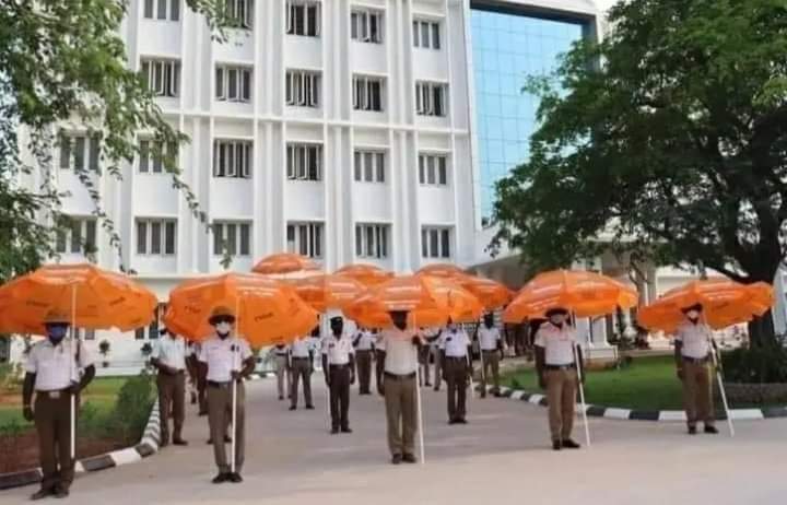 DanVinoth's tweet photo. காவி நிறம் 
சூரியனின் வெக்கையை 
தடுத்து குளிர்ச்சியை உண்டு 
பண்ணக்கூடியது...!!

ரைட்டுரா.. 
ஒத்துக்குறோம்டா.. 
விடுறா...!!! https://t.co/NNIZZSzBsr