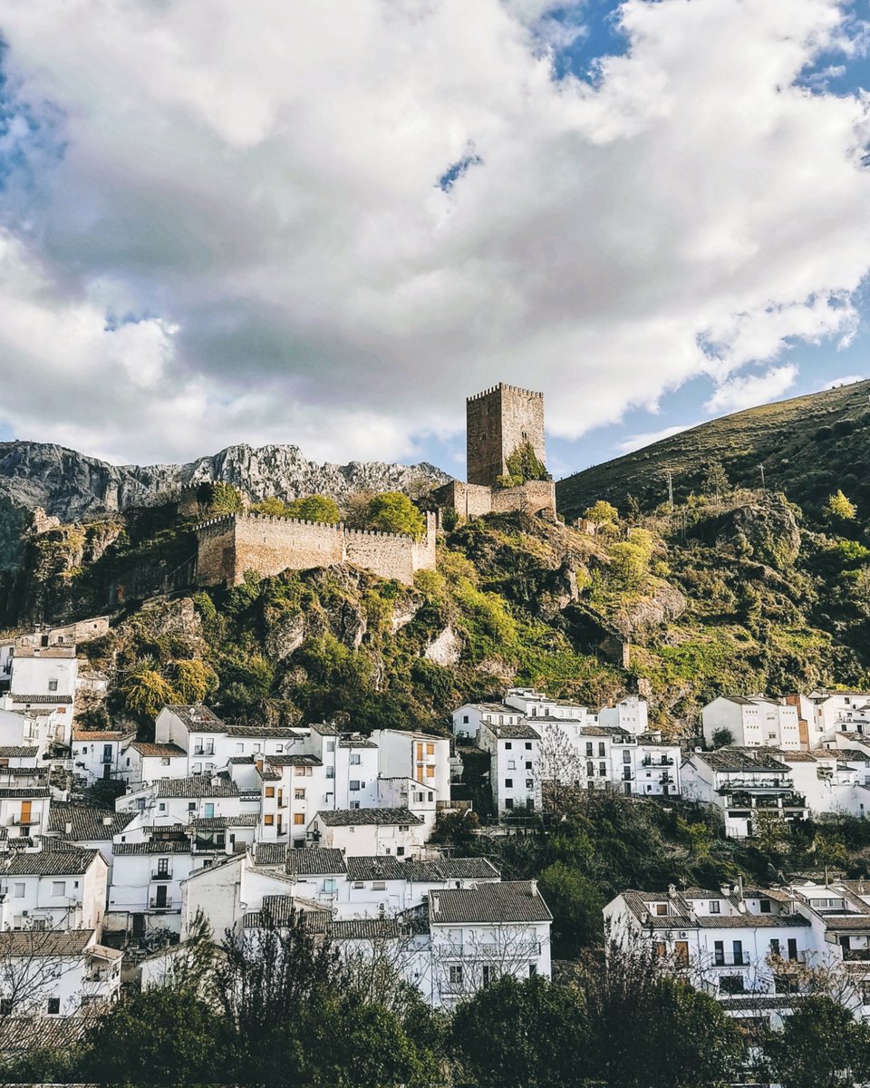 victoriamolcc's tweet photo. Mi Jaén 🌿 tierra de cultura, arte y patrimonio. Ciudad de luz y provincia de tradiciones. La joya más desconocida de Andalucía, con tanto potencial que dar y ofrecer. Orgullo de provincia. Fotografías propias 📷 https://t.co/RMqfd3rnZ0