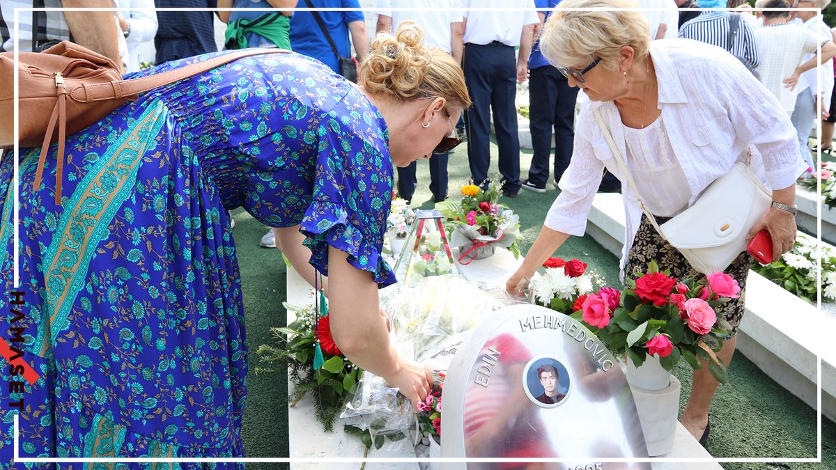 hamasetcomtr's tweet photo. 'Kapiya Katliamı' 27. yılında.

Bosna Savaşı'nda ülkenin kuzeydoğusundaki Tuzla şehrinde, 25 Mayıs 1995'te yapılan katliamda hayatını kaybeden 71 sivili anmak için tören düzenlendi. https://t.co/2CcuFCLTQ2