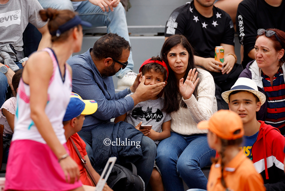 EllaLing23's tweet photo. Horrible scenes as Begu's racquet went flying into the crowd. I don't know how she was allowed to continue? @rolandgarros #Begu https://t.co/ipjqBlYPL2