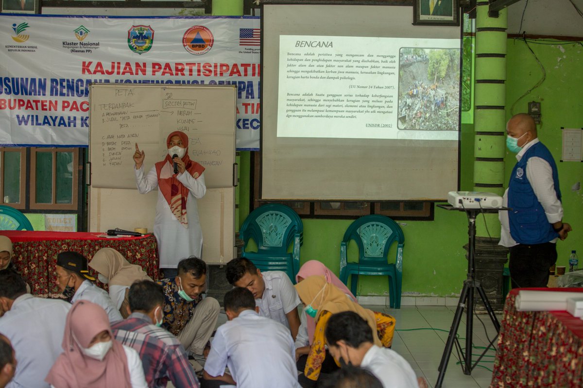 IOMIndonesia's tweet photo. The Pandemic has shown the urgency to integrate DRR & Health responses. @UNmigration in Indonesia is facilitating communities' participatory processes in #Pacitan to update their disaster contingency planning to include health concerns. #StatePRM #GPDRR #RecoverStronger https://t.co/qADrmWfXlx
