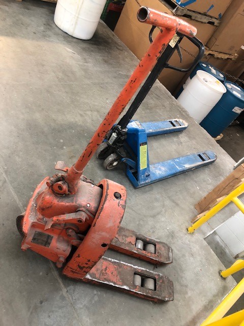 ELTCustomerSrvc's tweet photo. They're still out there! This old Yale jack was photographed in PA a few months ago.

We couldn't make out the serial number, so we don't have the year of manufacture. But this editor estimates late 1940s to early 1950s vintage.

#EasternLiftThrowbackThursday #YaleForklift https://t.co/zVqOfbKgD6