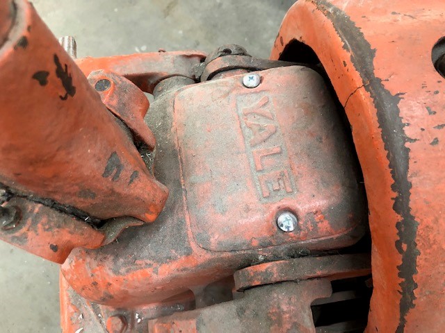ELTCustomerSrvc's tweet photo. They're still out there! This old Yale jack was photographed in PA a few months ago.

We couldn't make out the serial number, so we don't have the year of manufacture. But this editor estimates late 1940s to early 1950s vintage.

#EasternLiftThrowbackThursday #YaleForklift https://t.co/zVqOfbKgD6
