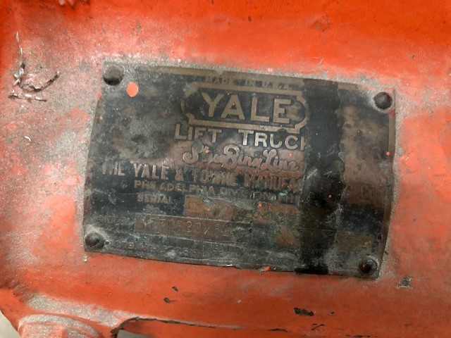ELTCustomerSrvc's tweet photo. They're still out there! This old Yale jack was photographed in PA a few months ago.

We couldn't make out the serial number, so we don't have the year of manufacture. But this editor estimates late 1940s to early 1950s vintage.

#EasternLiftThrowbackThursday #YaleForklift https://t.co/zVqOfbKgD6