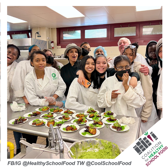 CoolSchoolFood's tweet photo. @HealthyMotha founder Yesenia Mendoza makes Dhal fritters with 10th graders at Food and Finance HS. 

#schoolfood #healthyschoolfood #cooking #plantbased #vegan https://t.co/5q1uzBFpSv