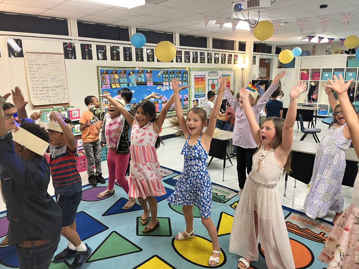 EllieJefferson4's tweet photo. The Queen’s Jubilee tea party!! I love sharing a piece of home with my sweet first graders. We had lots of fun celebrating the Queen’s 70 years on the throne!  @MilamBengals @WFISDschools https://t.co/hi48ybo3te