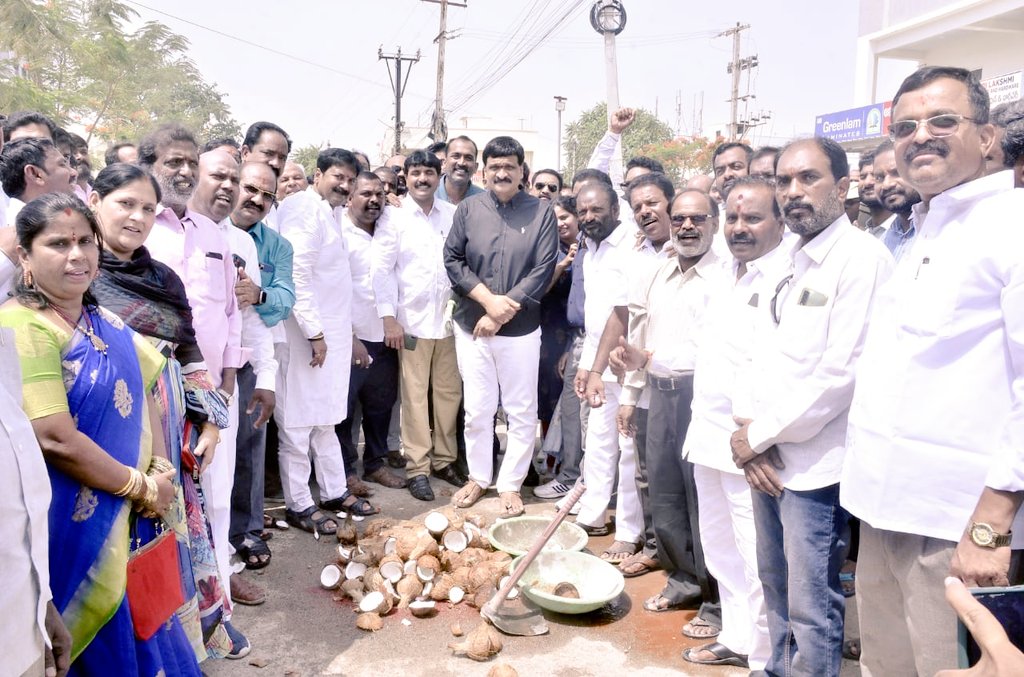 NewBolarum's tweet photo. Inauguration of the 2CR #OldAlwal St Michael's School to #Kompally #NewBolarum Ice-factory connecting CC main road by dynamic leader MLA @MynampallyTRS garu along wit our #MachaBolarum Corporator garu. Also thks #GHMC @zckukatpally garu&team.We r thankful to all involved 💐👏🏽👍🏽🙏🏽 https://t.co/STxt1zvKiy