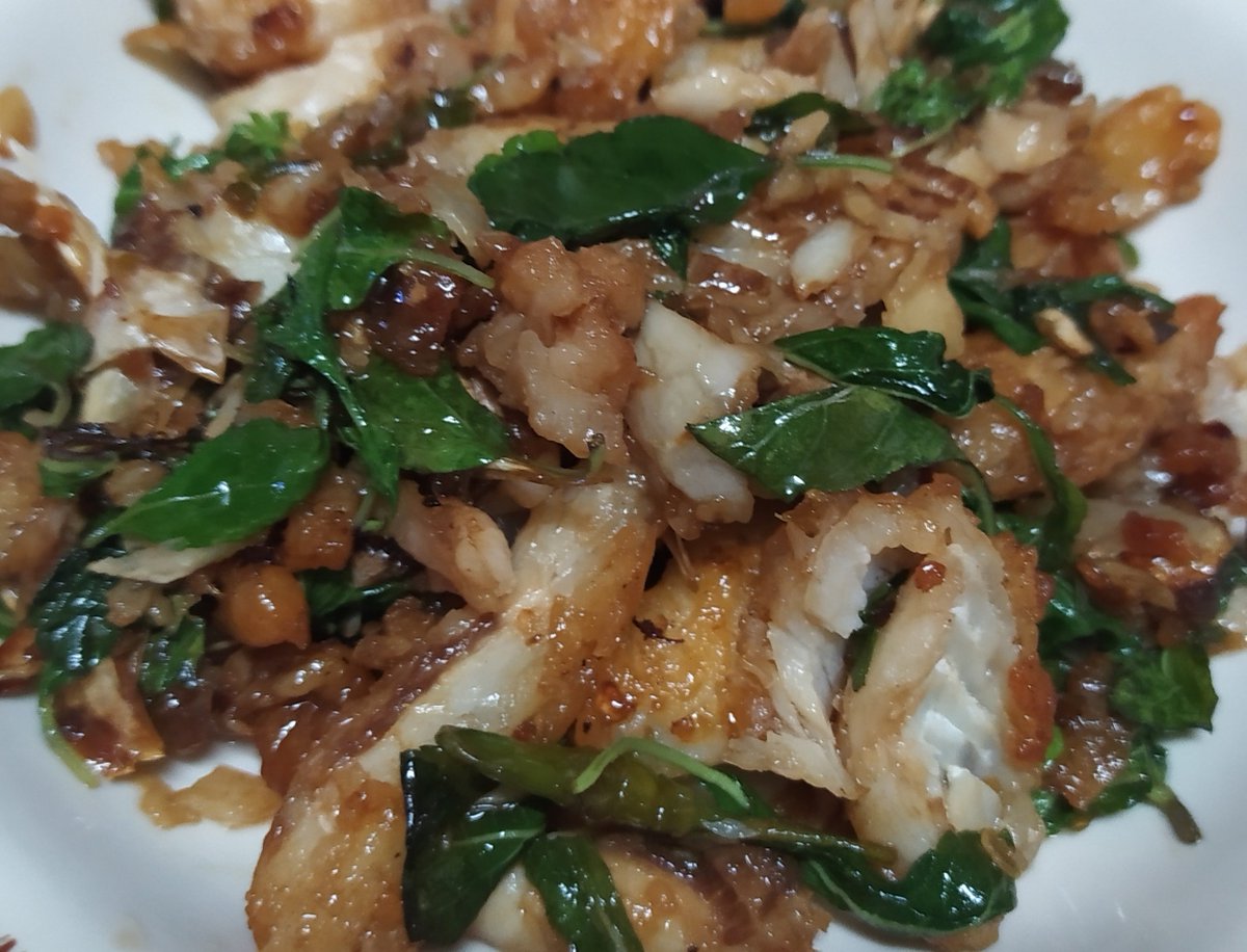 iprakob's tweet image. เมนูเย็นนี้..กระเพราปลาเผา555.ปลาเผาหลานกินเหลือไว้..แกะเนืัอเก็บไว้แล้วมาผัดกระเพรา.อร่อย...ช่วงนี้กุ้งขาวป่าชายเลนมีเยอะเลยทำกุ้งหวานให้หลาน..แบ่งไว้กินเองมั่ง😃😃😃สีไม่แดงมากเพราะใช้น้ำตาลมะพร้าว