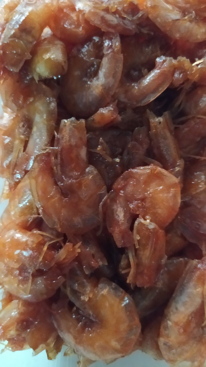 iprakob's tweet image. เมนูเย็นนี้..กระเพราปลาเผา555.ปลาเผาหลานกินเหลือไว้..แกะเนืัอเก็บไว้แล้วมาผัดกระเพรา.อร่อย...ช่วงนี้กุ้งขาวป่าชายเลนมีเยอะเลยทำกุ้งหวานให้หลาน..แบ่งไว้กินเองมั่ง😃😃😃สีไม่แดงมากเพราะใช้น้ำตาลมะพร้าว