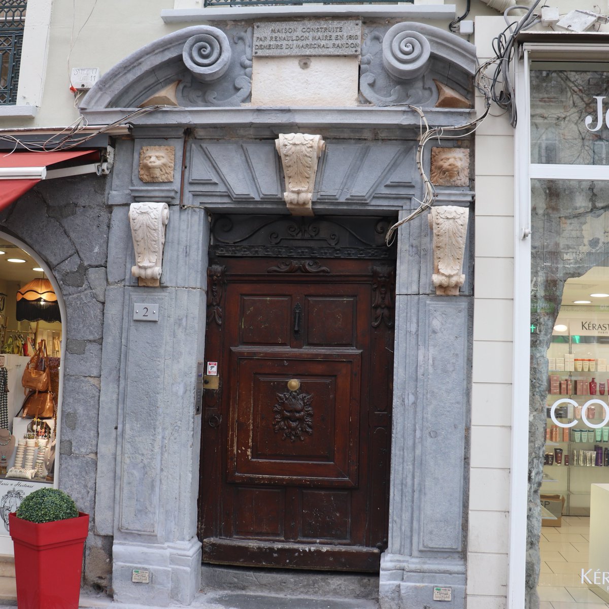 EtGrenoble's tweet photo. #Grenoble Porte de la maison du maire Charles Renauldon (1757-1824). L'encadrement est en pierre bleue du Fontanil (comme 80% des maisons du vieux Grenoble). https://t.co/zcdQqMrWac