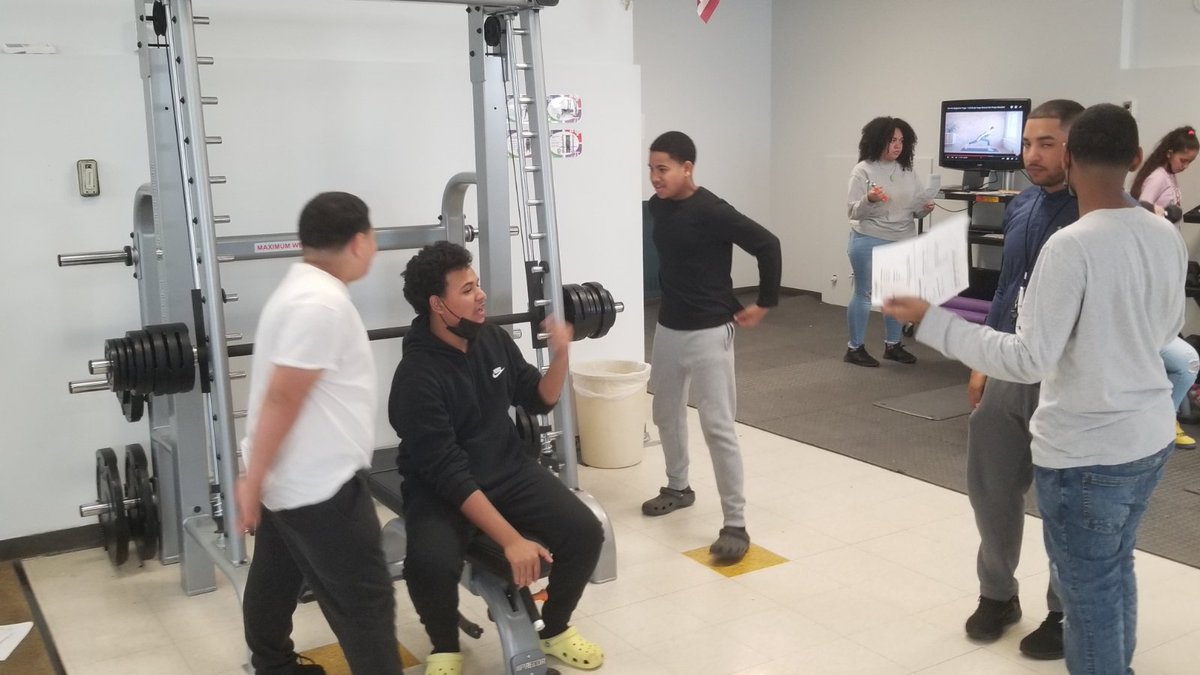 STEMatBlodgett's tweet photo. Syracuse STEM Community,
Mr. Demosky teaches his students how to better use our Lion's Lair Fitness Center to promote wellness!#GoSTEMLions #SCSDSuccess #SCSDPride @STEMatBlodgett @SyracuseSchools https://t.co/Fs9a74567n