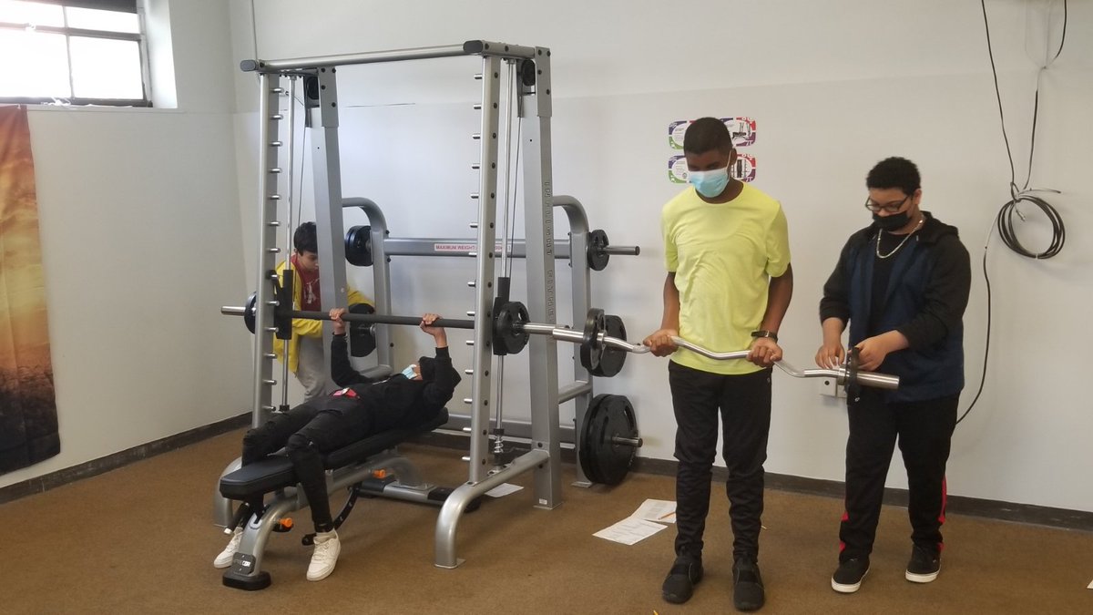 STEMatBlodgett's tweet photo. Syracuse STEM Community,
Mr. Demosky teaches his students how to better use our Lion's Lair Fitness Center to promote wellness!#GoSTEMLions #SCSDSuccess #SCSDPride @STEMatBlodgett @SyracuseSchools https://t.co/Fs9a74567n