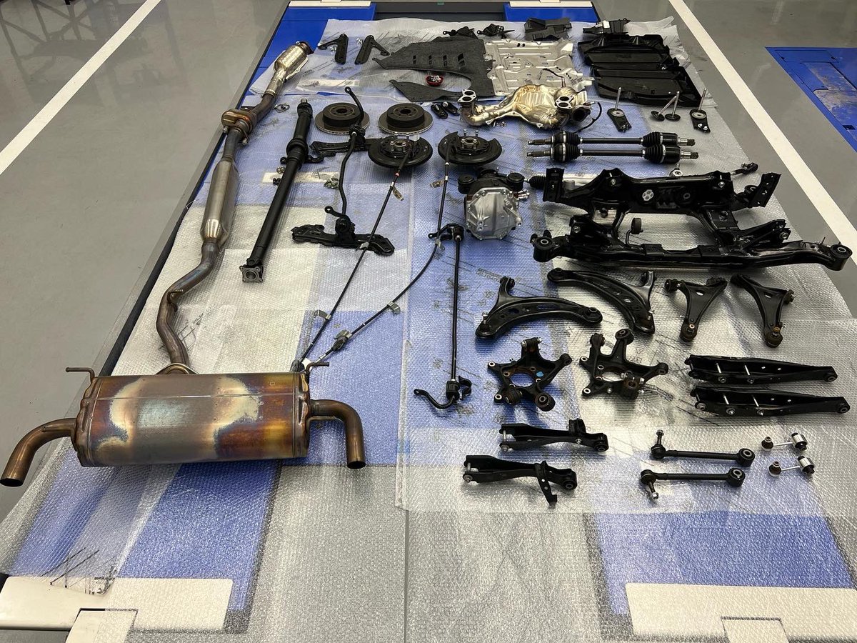 grgarage_misono's tweet photo. Vehicle production day 2
⬛️ GR86/BRZ Cup 参戦車両製作2日目 🟥
✔️TRD強化ブッシュ入替
強化ブッシュ入替以外の作業も考慮して、
先ずは各パーツを車両から取外しました!
#町いちばんの楽しいクルマ屋さん
#enjoythedrive
#クルマファンを増やしたい https://t.co/fNeuUyQXD9