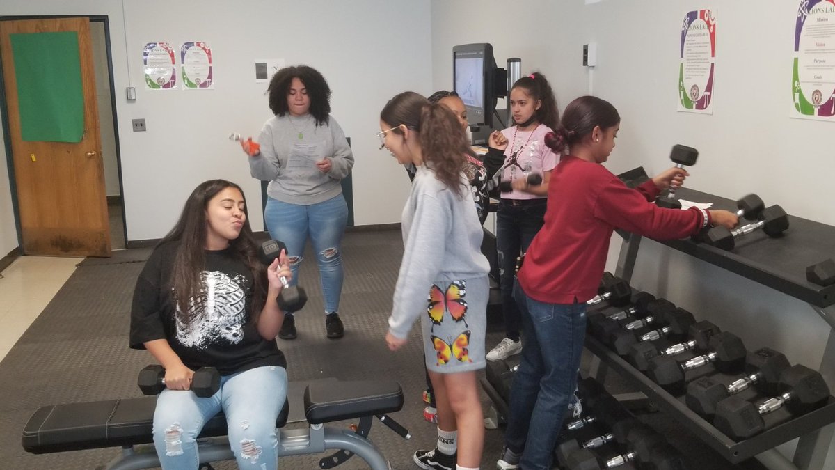 STEMatBlodgett's tweet photo. Syracuse STEM Community,
Mr. Demosky teaches his students how to better use our Lion's Lair Fitness Center to promote wellness!#GoSTEMLions #SCSDSuccess #SCSDPride @STEMatBlodgett @SyracuseSchools https://t.co/fZ9QNWuwbe