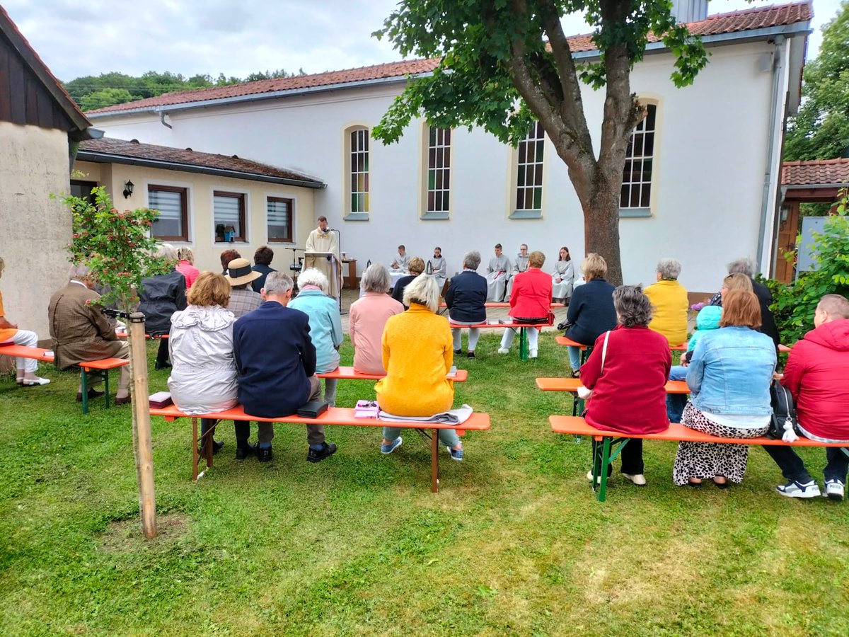 SachLicht's tweet photo. Christi Himmelfahrt mit Messe im Freien in Lichtenau ⛪✝️🌥️ https://t.co/FOP4l9MOYc