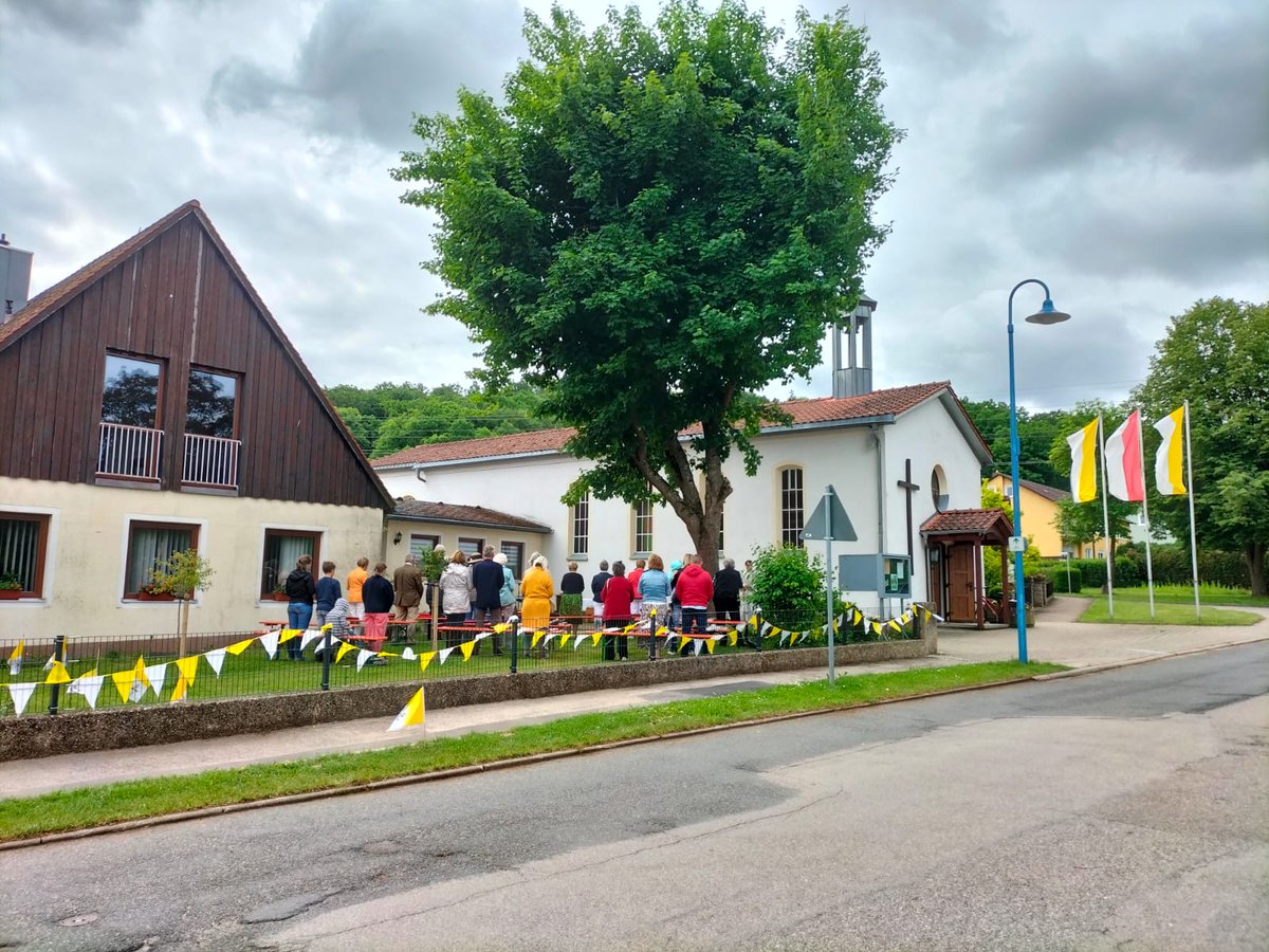 SachLicht's tweet photo. Christi Himmelfahrt mit Messe im Freien in Lichtenau ⛪✝️🌥️ https://t.co/FOP4l9MOYc
