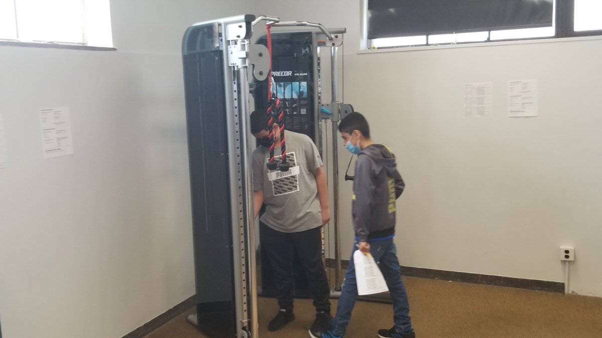 STEMatBlodgett's tweet photo. Syracuse STEM Community,
Mr. Demosky teaches his students how to better use our Lion's Lair Fitness Center to promote wellness!#GoSTEMLions #SCSDSuccess #SCSDPride @STEMatBlodgett @SyracuseSchools https://t.co/fZ9QNWuwbe