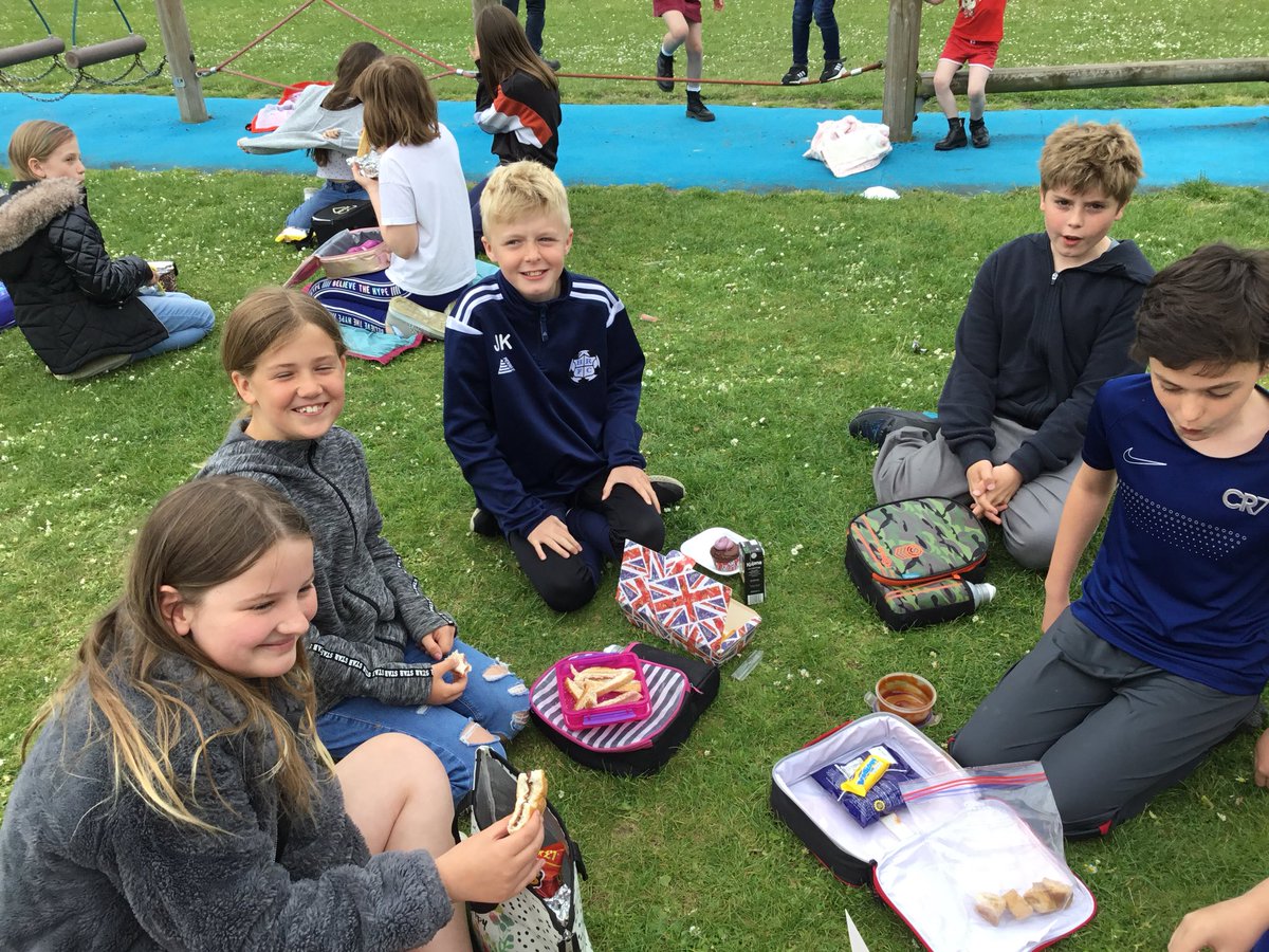 GilberdykeRocks's tweet photo. KS2 are enjoying their platinum jubilee lunch so much, their mouths are too full to smile! 👑 #GPScommunity #HCATjubileelunch #PlatinumJubileeCelebration https://t.co/UhMr2NJiw1