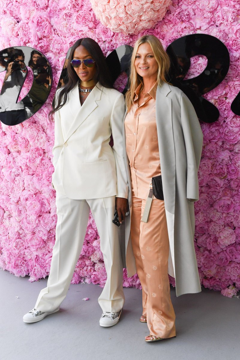 TaleSnail's tweet photo. @depplyhaIIows @CherylD59995761 Someone noticebly absent here
Dior don't do basic b list
#katemoss #NaomiCampbell #jenniferLawrence #natalieportman #chalisetheron #starpower #classandstyle https://t.co/gg8X8YIymN