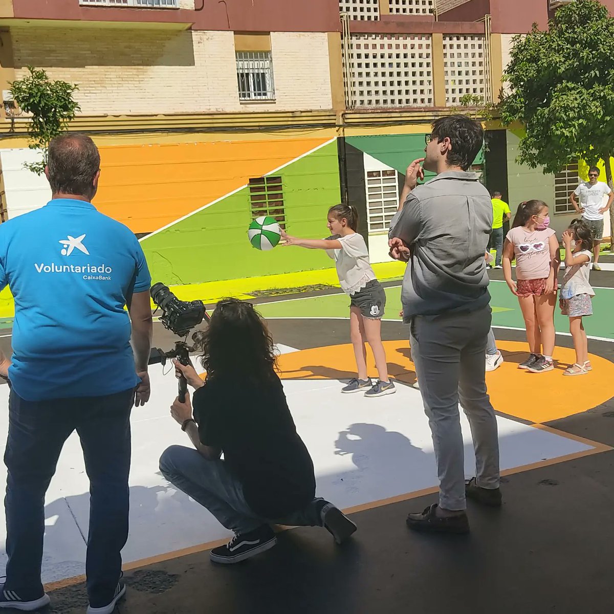 ASOCIACIONRUTAS's tweet photo. Tarde muy deportiva en las Pistas Urbanas del Polígono Norte junto al @realbetisbalompie y @ajmanosabiertas . Que alegría contar con nuevas instalaciones deportivas en el barrio. @fundlacaixa @NorteMesa #rumas #deporte #poligononorte https://t.co/v7KtDtdEfV
