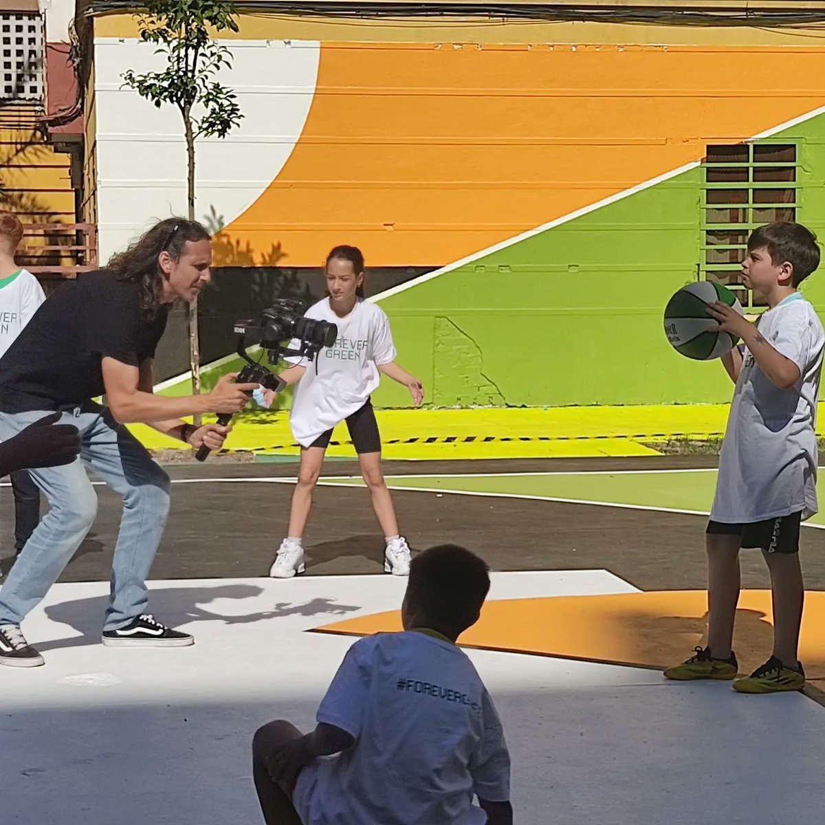 ASOCIACIONRUTAS's tweet photo. Tarde muy deportiva en las Pistas Urbanas del Polígono Norte junto al @realbetisbalompie y @ajmanosabiertas . Que alegría contar con nuevas instalaciones deportivas en el barrio. @fundlacaixa @NorteMesa #rumas #deporte #poligononorte https://t.co/v7KtDtdEfV