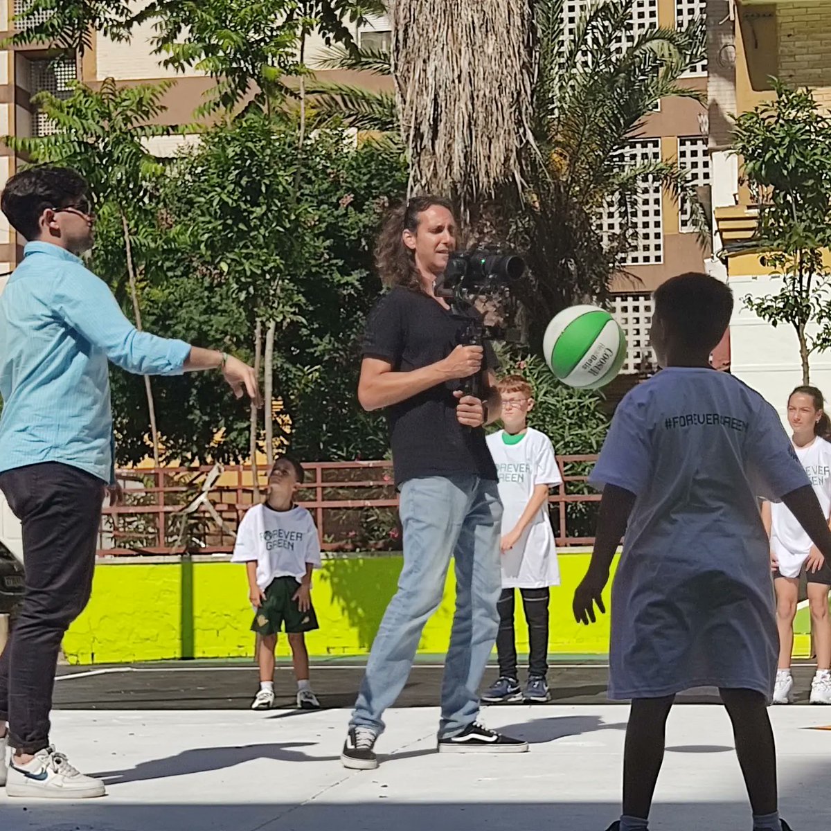 ASOCIACIONRUTAS's tweet photo. Tarde muy deportiva en las Pistas Urbanas del Polígono Norte junto al @realbetisbalompie y @ajmanosabiertas . Que alegría contar con nuevas instalaciones deportivas en el barrio. @fundlacaixa @NorteMesa #rumas #deporte #poligononorte https://t.co/v7KtDtdEfV