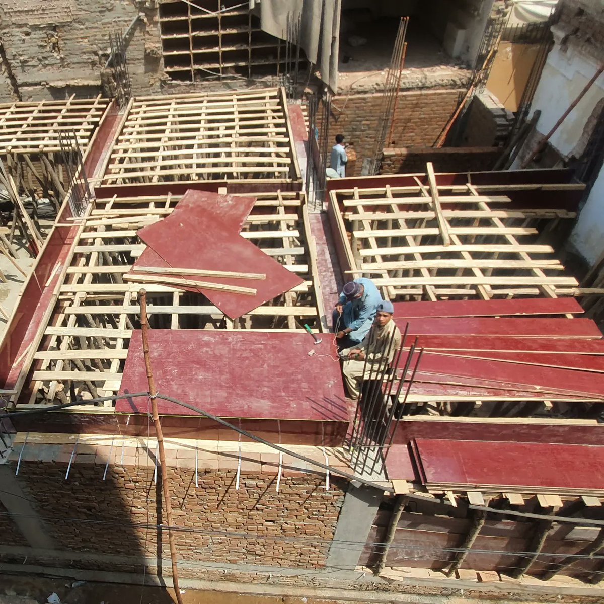ClayPvt's tweet photo. Shuttering work in progress on our Commercial project !!!

#structuredesign #shutteringworks #shuttering #Structure #GreyStructure #Construction #Contractor #Sitework #staircasedesign #slabshuttering #civilengineering #Islamabad https://t.co/K4F0dcAnOj