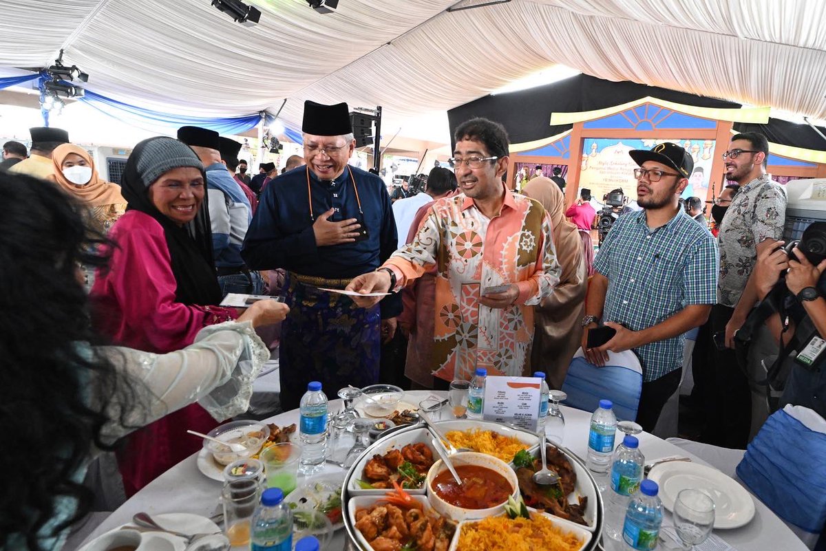ZahidiZainuI's tweet photo. Selaut penghargaan K-KOMM hamparkan
Bersulam kasih raikan Aidilfitri 
Bersama menjalin akrab persahabatan
Pengamal media dan penggiat seni

Alhamdulillah, 25 Syawal yang cukup bermakna. 

@kkmm_gov 
@JPenerangan 
@RTM_Malaysia 
@MCMC_RASMI 
@cybersecuritymy https://t.co/YOsTp9nJYC