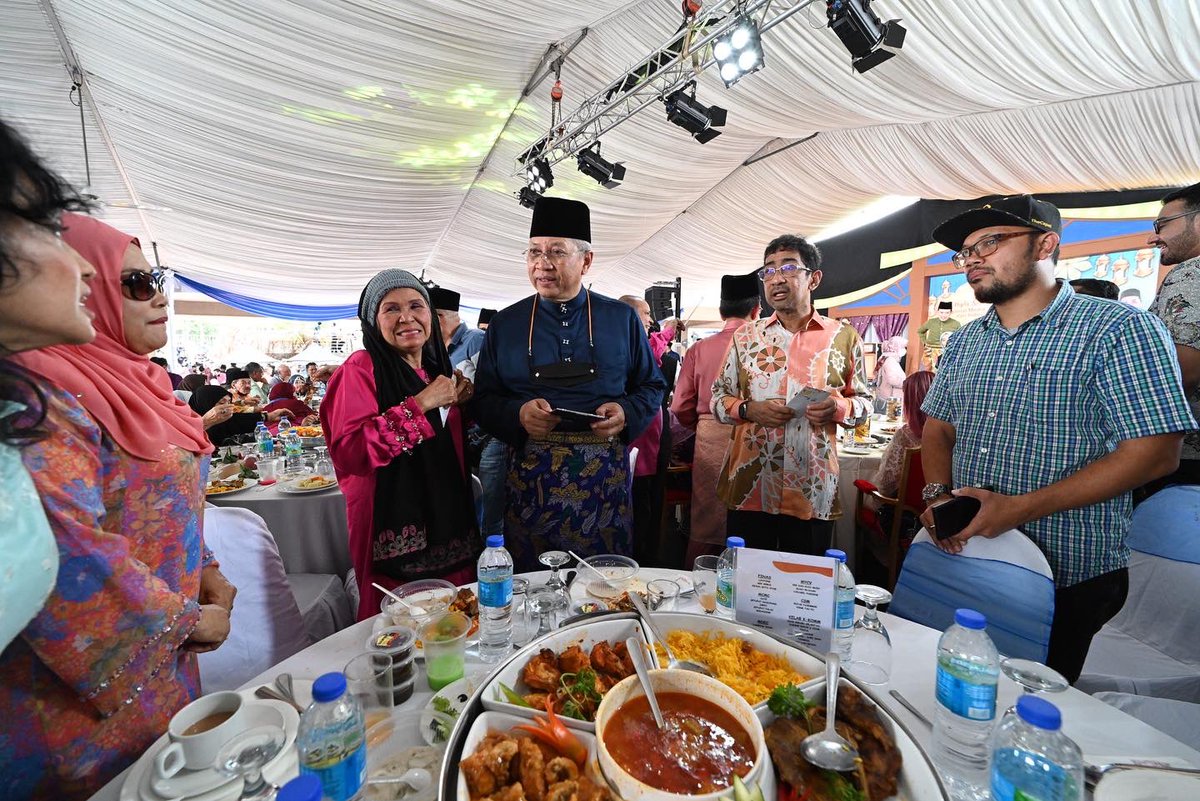 ZahidiZainuI's tweet photo. Selaut penghargaan K-KOMM hamparkan
Bersulam kasih raikan Aidilfitri 
Bersama menjalin akrab persahabatan
Pengamal media dan penggiat seni

Alhamdulillah, 25 Syawal yang cukup bermakna. 

@kkmm_gov 
@JPenerangan 
@RTM_Malaysia 
@MCMC_RASMI 
@cybersecuritymy https://t.co/YOsTp9nJYC