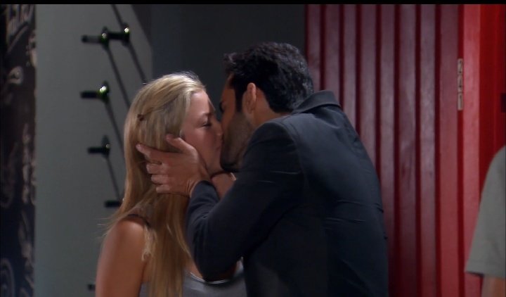 tusseriesfavs's tweet photo. No, Sammy no es mi novia, es mi señora, es mi mujer, es mi esposa
Asi se habla Willy, así se habla
ADORO CONTENIDOOO😍😂😍😂
#CorazonValienteDivinity24M
@ximenaduque @FabianRiosS
#CorazonValiente 67 https://t.co/gqJMeU1iG4