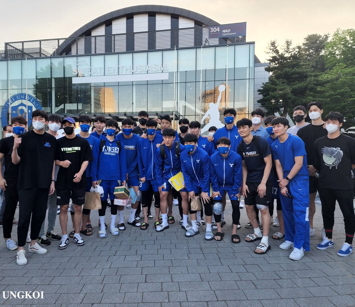 koi_ung's tweet photo. 아카라카즈 단체사진🏀💙
22.5.26
#허웅 #연세대농구부 https://t.co/OQguV2aH0A