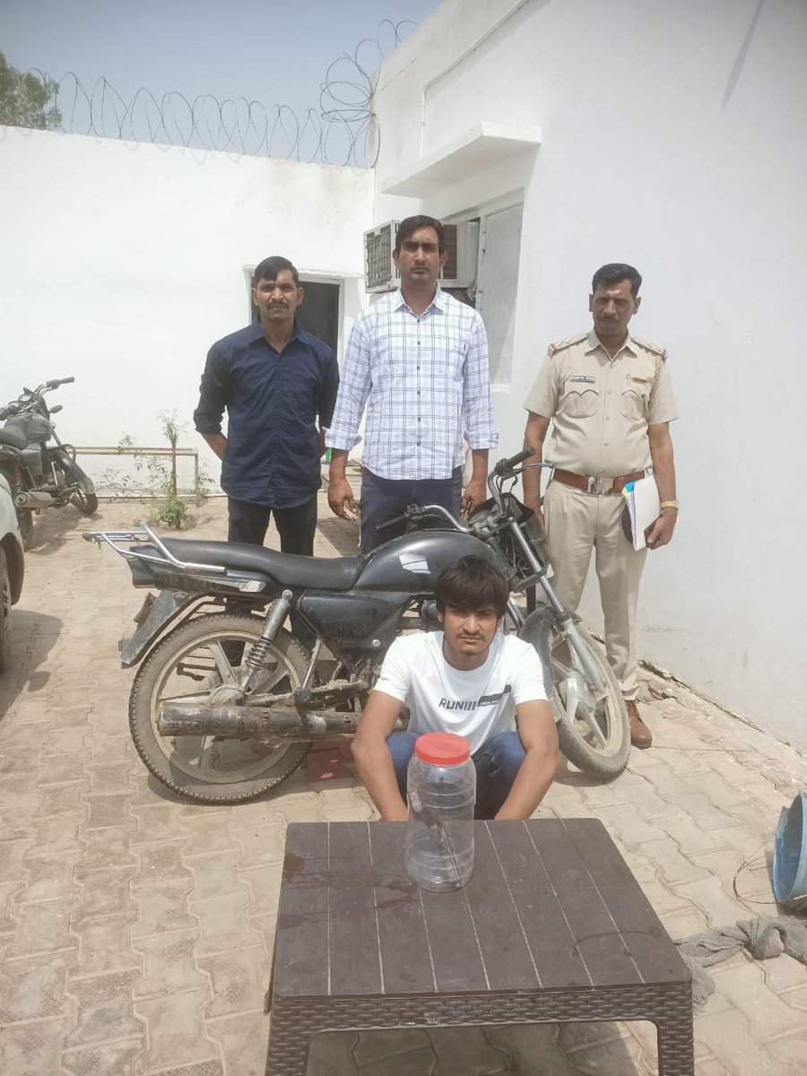 palwalpolice's tweet photo. आगरा चौक पलवल स्थित पोश होटल के अंदर घुस कर जबरन पैसे वसूलने हेतु होटल कर्मचारियों पर फायर करने मामले मे गोली चलाने वाले आरोपी विनोद@ भोली को बाद रिमांड अवधि भेजा जेल

*2 दिन की पुलिस रिमांड अवधि के दौरान वारदात में प्रयुक्त हथियार कट्टा एवं मोटरसाइकिल बरामद
@police_haryana https://t.co/HNaR7SKdbf