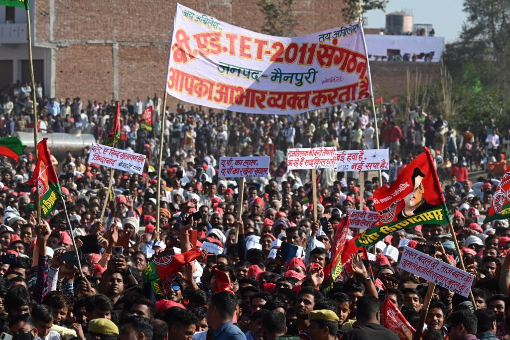 आदरणीय अखिलेश भैया बीएड टेट2011 एसोसिएशन सफेद टोपी के हजारों भाई बहनों ने उत्तर प्रदेश की  एक एक सीट पर कड़ी मेहनत की विगत चुनाव में, चुनाव में भले ही सरकार बनने लायक सीटें न मिलीं हों पर वोट और सदस्यों की संख्या में भारी इजाफा हुआ। हम आपको याद हैं या भूल गये आप?<a href="/yadavakhilesh/">Akhilesh Yadav</a>