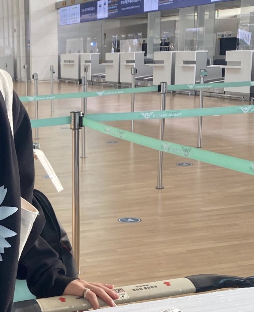 SEUNGM1NE's tweet photo. felix surprised his mom by picking her up and sent her to the airport 😭 cuz he wanted to be the last one to see her off before she left 😭 felix even left his fav beanie to her mom to keep her mom accompanied so she doesn’t feel lonely😭❤️ https://t.co/BuFaierQHX