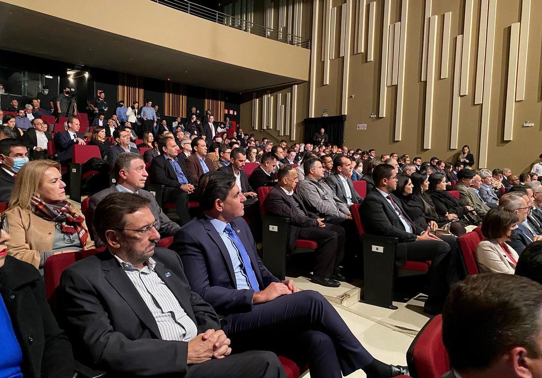 A alegria estampada no rosto do prefeito <a href="/duarte_nogueira/">𝗗𝘂𝗮𝗿𝘁𝗲 𝗡𝗼𝗴𝘂𝗲𝗶𝗿𝗮</a> pela conquista de Ribeirão Preto no Prêmio InovaCidade, do Instituto Smart City Business América. O prêmio de cidade inteligente veio com o Programa Ribeirão Mobilidade, maior conjunto de obras viárias da história.