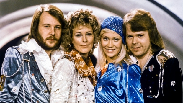 RTLlu's tweet photo. Déi 4 Sänger vun @ABBA wäerten net méi op der Bün optrieden. Vun elo un iwwerhuelen hir digital Hologrammen a Glitzerkostümer. #Abbatar https://t.co/npXBFA468M https://t.co/huqTZNnNWk