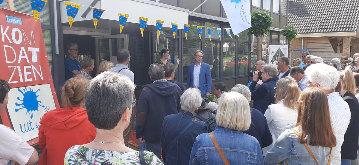 Officieel geopend door wethouder <a href="/Beeklars/">Lars van der Beek</a>: de #expositie '25 jaar Uit de Kunst'. Het hele Hemelvaartsweekend te bezichtigen aan de Antwerpsestraatweg 64 te #Hoogerheide. Ook nieuw: een fiets- en wandelroute langs kunstwerken in #Woensdrecht Zie: woensdrecht.nl/routes.