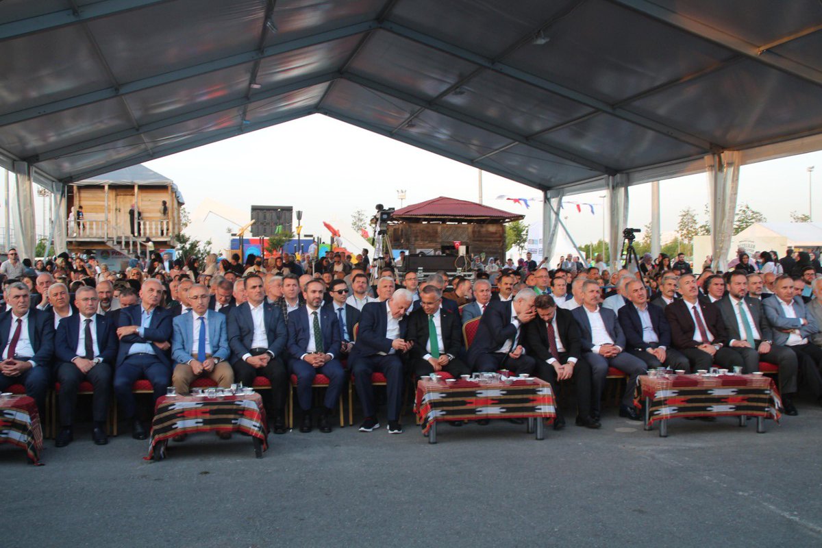 ishakalim's tweet photo. Genel Başkan Yardımcımız Rize Milletvekilimiz Hayati Yazıcı ile birlikte, Rize Dernekler Federasyonu (RİDEF) tarafından İstanbul'da bu yıl 12’ncisi düzenlenen, Rize Tanıtım Günleri programına iştirak edip, hemşehrilerimiz ile hasret giderdik. https://t.co/FcIKFl2UCL