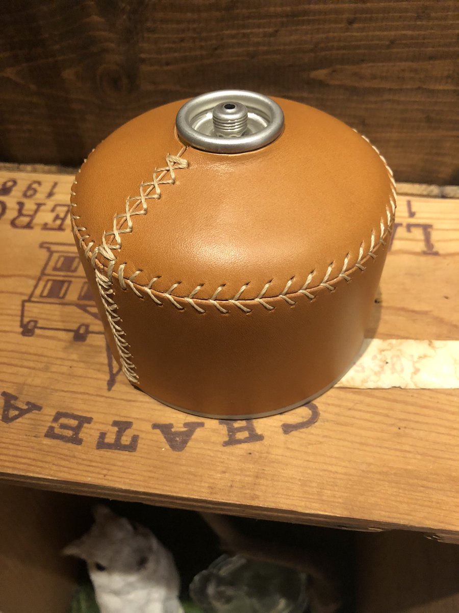 susmooth's tweet photo. やっとできた。。型紙をおこして、革で作ってを繰り返すこと複数回。単純そうだけどけっこう苦労しました。

#レザークラフト 
#OD缶カバー https://t.co/Gy7zHs0sDh