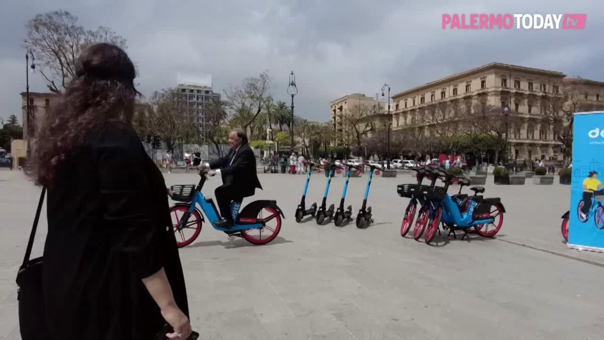 VIDEO | Dopo i monopattini arrivano 500 e-bike, Orlando si alza sui pedali: "Così eliminiamo 10 mila auto" dlvr.it/SR5g0D