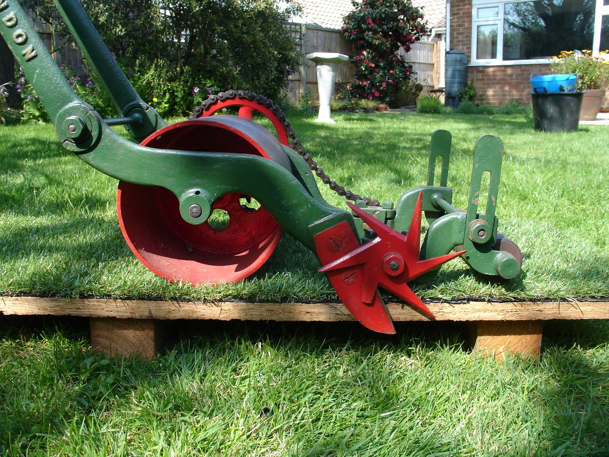 MuseumGardening's tweet photo. Object Week 23: Thomas Greens Lawn Edger
A unique exhibit, the only known survivor, produced 1883 to 1894, very expensive at the time so we assume few were sold &amp; that most used hand shears to edge their #lawns. #gardening #museum #charity @TatesGCs @TheBuddingFD https://t.co/diy5jXSHI2