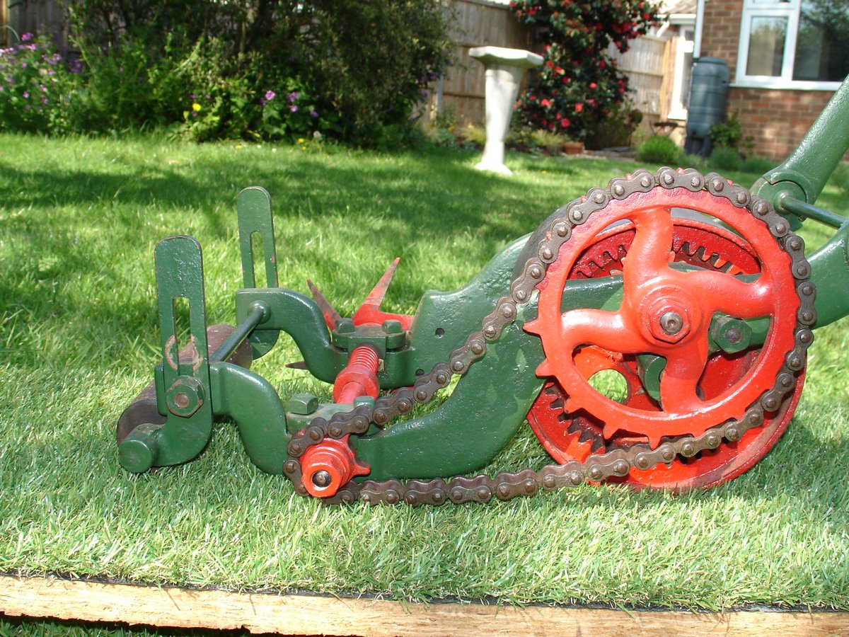 MuseumGardening's tweet photo. Object Week 23: Thomas Greens Lawn Edger
A unique exhibit, the only known survivor, produced 1883 to 1894, very expensive at the time so we assume few were sold &amp; that most used hand shears to edge their #lawns. #gardening #museum #charity @TatesGCs @TheBuddingFD https://t.co/diy5jXSHI2