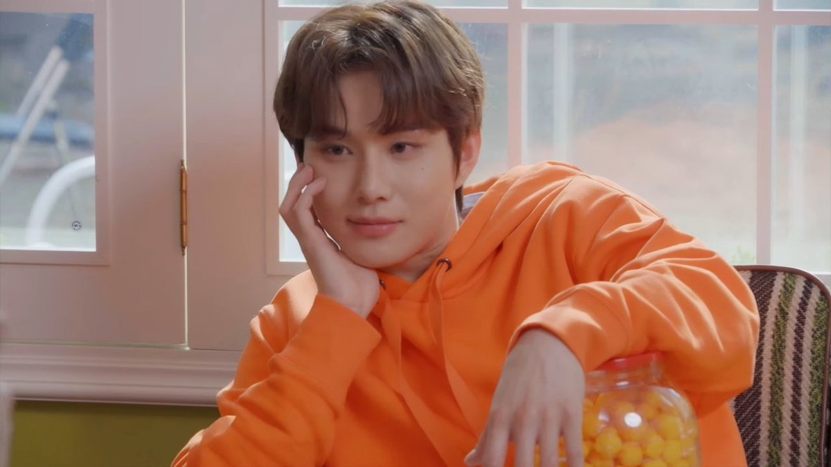 JUNGWOOK2M's tweet photo. As I get older, I find that wearing bright colors cheers me up. How about you? Do you feel the same way as me? https://t.co/BDy0KUtHaJ