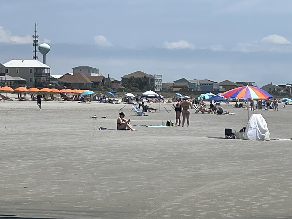 jtighe08's tweet photo. Along w/ enjoying great day w/family on #FollyBeach there are some important rules + regulations to remember…including no drinking alcohol on the beach. Tonight at 6 on @ABCNews4 we will break down the #beachrules for you @CityofFolly #chsnews #chs #beach #MemorialDayWeekend https://t.co/tgeF4Xiuf2